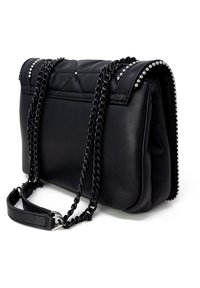 Borsa a tracolla in ecopelle nera trapuntata con dettagli in argento. Forma rettangolare, texture morbida e design con patta sopra.
