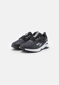Scarpe da ginnastica nere con tomaia in rete, suola intermedia bianca e accenti grigi. Presentano una suola testurizzata e lacci per una calzata sicura.