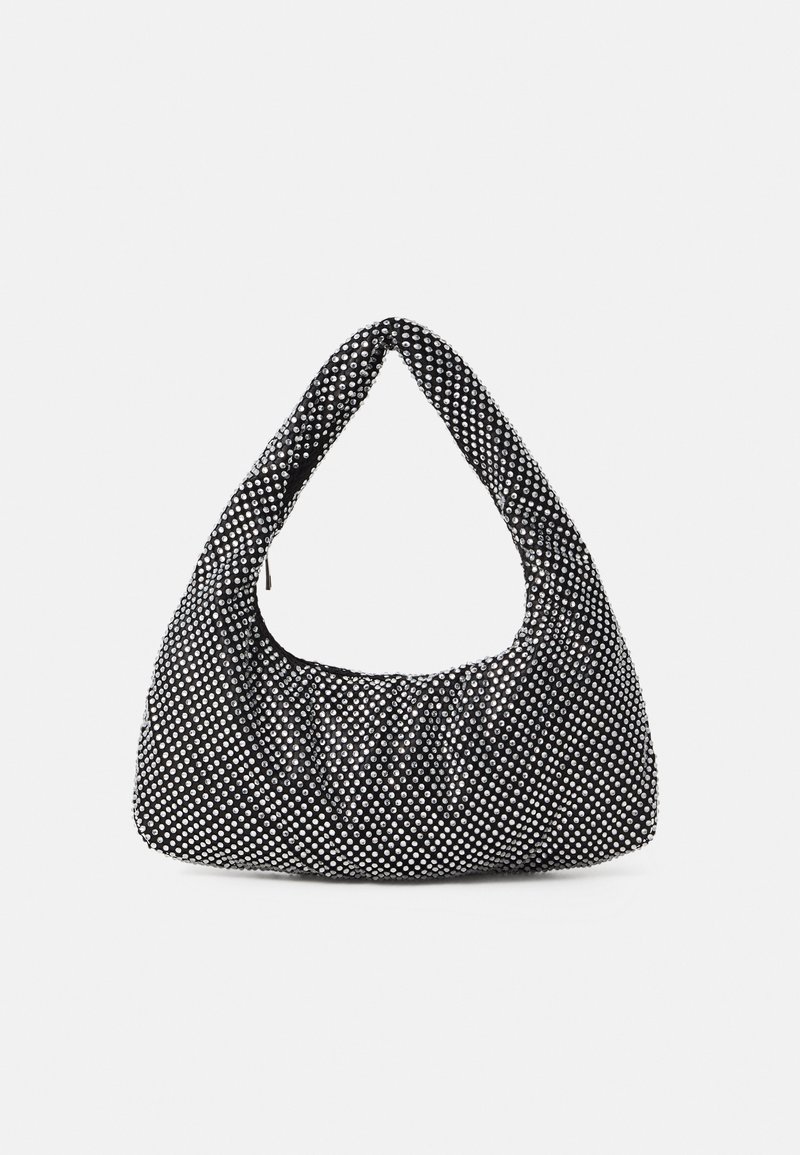 Sac à main noir de forme hobo, recouvert de clous argentés réfléchissants, avec une poignée torsadée et un corps doux et texturé.