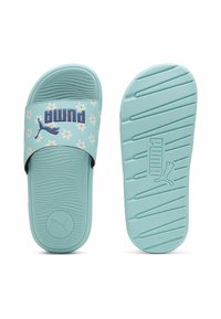 Infradito turchesi con un motivo floreale e logo "PUMA" viola sulla fascia. Suola testurizzata con logo, presenta superfici rigate per una presa migliore.