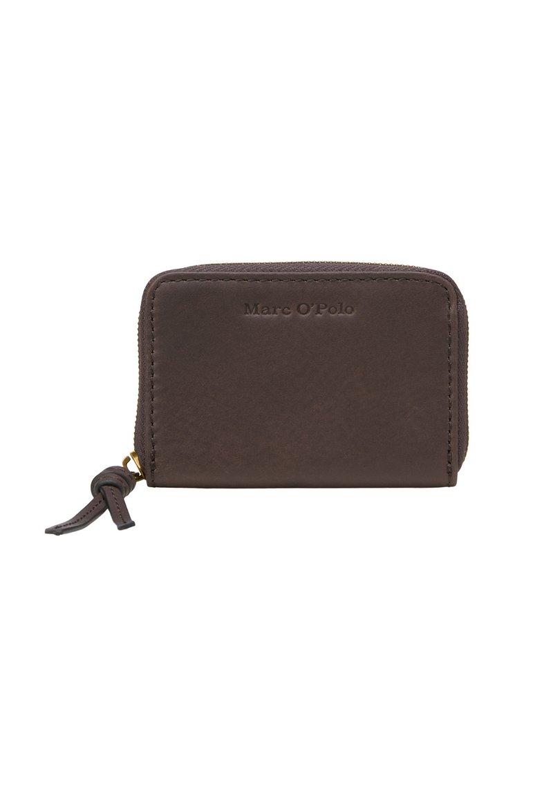 Portefeuille en cuir marron, fermeture zippée, forme rectangulaire, texture lisse, marqué "Marc O'Polo" à l'avant, accents en matériel doré.