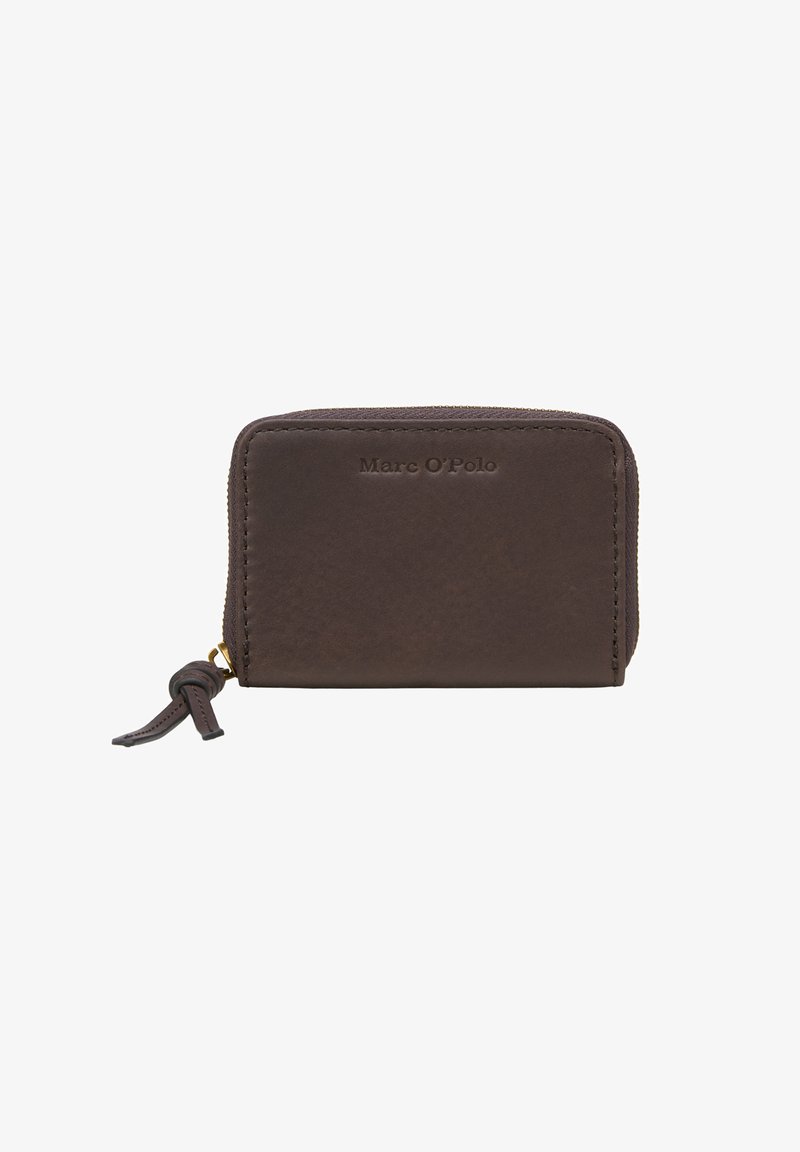 Portefeuille en cuir marron, fermeture zippée, forme rectangulaire, texture lisse, marqué "Marc O'Polo" à l'avant, accents en matériel doré.