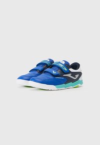 Zapatillas deportivas con parte superior sintética azul, doble correa de Velcro, suela blanca, detalles en verde y texturizado para mayor agarre.