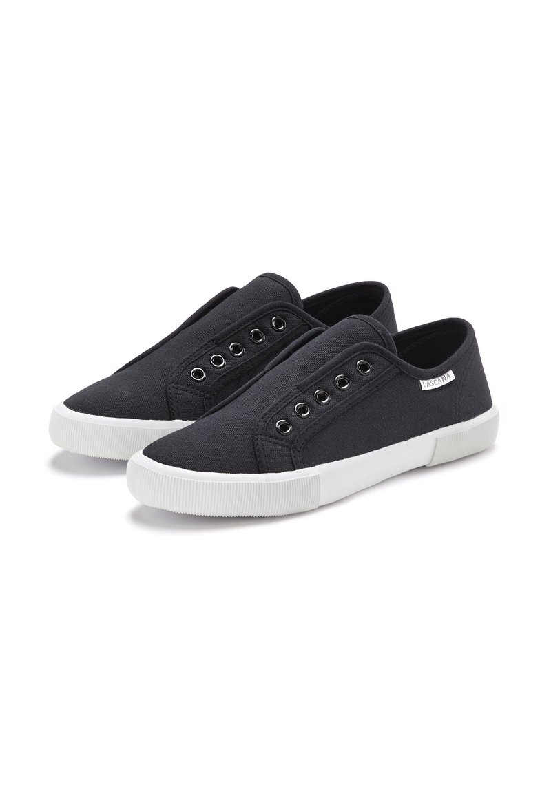 Schwarze Slip-On-Schuhe aus Canvas mit weißen Gummisohlen, ausgestattet mit fünf Paar Ösen und einem kleinen Logotag an der Seite.