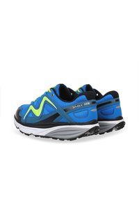 Baskets de sport bleu et noir avec des accents vert fluo, dessus en maille, bout rond, semelle rembourrée, logo sur le côté et détails réfléchissants.