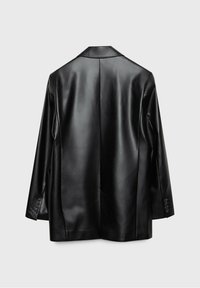 Svart läderblazer med en mjuk textur, skräddarsydd passform och traditionella notch-kragar. Har knäppta manschetter och en minimalistisk design.