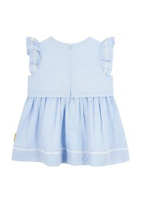 Robe rayée bleu et blanc avec une jupe évasée, des manches volantes, une fermeture éclair au dos et un bord décoratif blanc le long de l'ourlet.