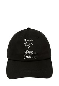 Zwarte katoenen baseballcap met witte geborduurde tekst: "Vrede, Liefde & Juicy Couture." Beschikt over een gebogen rand en een verstelbare band.