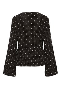 Must mustriga, millel on pikad varrukad, ruudustikuga ja valge täppidega. Sellel disainil on vöökoht kergelt kokku tõmmatud ja see on lõdva istuvusega.