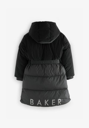 Fekete puffernadrág kapucnival, szűkített derékkal. A hátsó részen "BAKER" felirat található. Simább textúrájú, steppelt dizájn.