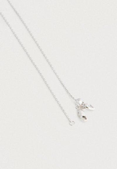 Colier cu lanț argintiu, prezentând o mică bilă rotundă și trei talismane atârnătoare, inclusiv un detaliu oval și unul în formă de frunză, finisaj lucios.