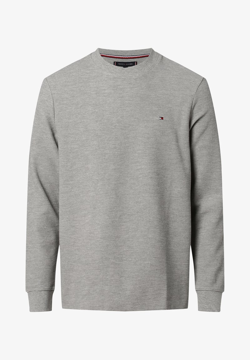 Sweatshirt gris à manches longues avec un col rond, des poignets côtelés, un tissu texturé et un petit logo sur la poitrine gauche.