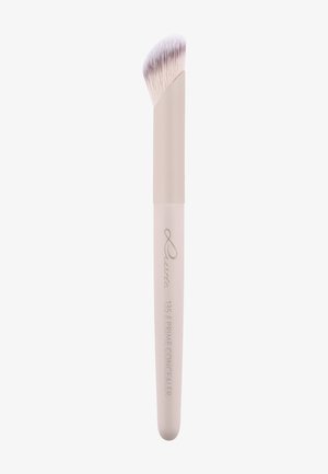 Pinceau de maquillage anglé avec des poils doux allant du blanc au gris et un manche beige portant l'inscription "135 | PRIME CONCEALER".