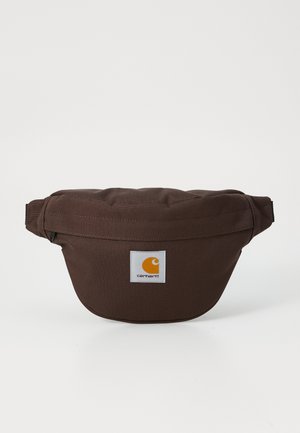 Braune Stoffbauchtasche mit runder Form und einem vorderen Reißverschlussfach. Auf der Vorderseite befindet sich ein weißes Etikett mit einem gelben Logo.