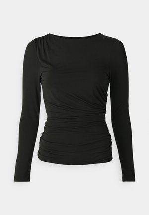Fekete, hosszú ujjú, rugalmas anyagból készült felső, kerek nyakkivágással és oldalán redőzött részletekkel a testhez simuló sziluettért.