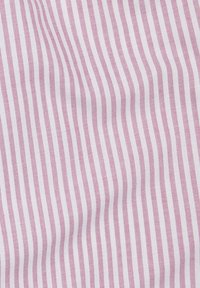 Baumwollstoff mit abwechselnd dünnen rosa und weißen Streifen, der ein strukturiertes Aussehen mit sanften Falten und Drapierungen erzeugt.