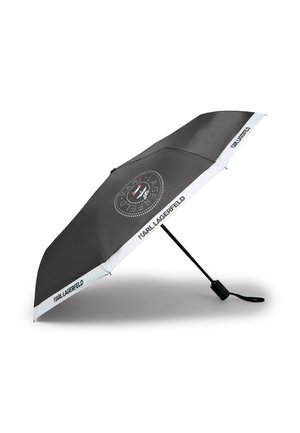 Zwarte opvouwbare paraplu met witte rand en tekst "Karl Lagerfeld", met een cirkelvormig logo met een gestileerd kattengezicht in het midden.