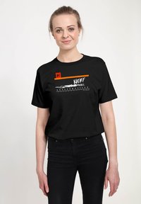 Černé bavlněné tričko s krátkým rukávem, na přední straně s vytištěným bílým a oranžovým motivem a logem "NERF Nation".