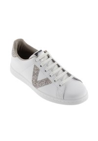 Vita lädersneakers i vitt med glittrande silver "V" på sidan, matchande silverhällpatch och vita snören, visade i en vinkel på en vit bakgrund.