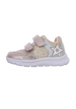 Scarpa da ginnastica per bambini rosa e argento glitterata con due strap in velcro e un disegno di stella bianca sul lato.