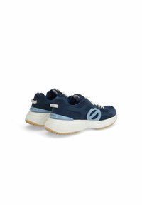 Marineblaue Sportschuhe mit Obermaterial aus Mesh und Wildleder, weißen Schnürsenkeln, Laufsohle aus Gummi und abgerundetem Design mit einem Logo an der Seite.