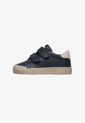 Marineblaue Ledersneaker mit zwei Klettverschlüssen, beigen Gummisohlen, runder Form und strukturiertem Grip-Muster auf der Sohle.