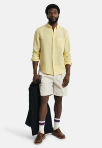 GANT REG DYED  - Camicia - dusty light yellow