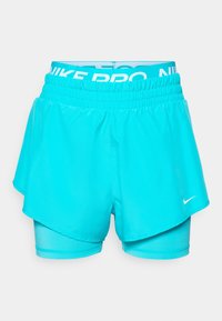 Shorts de sport turquoise avec une ceinture élastique portant le texte "NIKE PRO". Comprend une couche intérieure et une couche extérieure évasée.