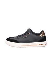 Zwarte en donkergrijze Skechers sneakers met witte zool, vetersluiting aan de voorkant, roségouden accenten en "Arch Fit" ondersteunings technologie zichtbaar op de zool.