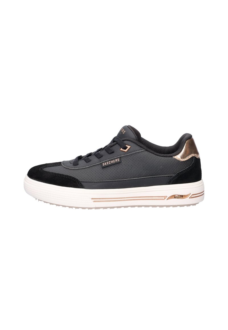 Zwarte en donkergrijze Skechers sneakers met witte zool, vetersluiting aan de voorkant, roségouden accenten en "Arch Fit" ondersteunings technologie zichtbaar op de zool.