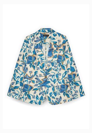 Blazer blanco con un solo botón, con estampado floral azul y marrón y dos bolsillos delanteros con solapa, colocado plano sobre un fondo blanco.