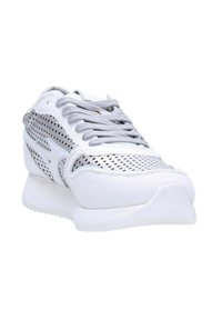 Scarpa da ginnastica bianca con pannelli in rete, dettagli grigi e lacci piatti. Presenta una suola ammortizzata e un designslanciato per il comfort.