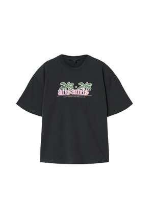 Zwart T-shirt met korte mouwen met roze tekst 'all saints' en twee groene palmbomen boven de tekst 'Leatherstone Beach CA' op de voorkant.