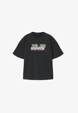 Schwarzes T-Shirt mit kurzen Ärmeln, pinkem "all saints" Schriftzug und zwei grünen Palmen über dem Schriftzug "Leatherstone Beach CA" auf der Vorderseite.