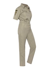 Mono caqui con mangas cortas, cintura ajustada y diseño de pierna recta. Presenta bolsillos y un parche en el hombro con insignia.