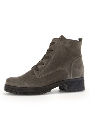 Botte de cheville en suede gris avec un bout arrondi, laçage à l'avant et semelle en caoutchouc texturée. Présente un petit talon carré et de simples détails de couture.