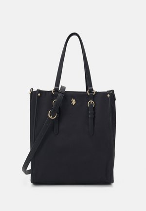 Bolso tote negro con dos asas para el hombro, correa ajustable cruzada y emblema dorado de jinete a caballo en el frente.
