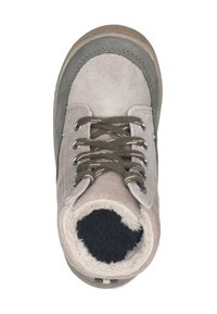 Beiger und olivfarbener Wildlederstiefel mit Schnürdesign, pelzgefüttertem Kragen, Gummisohle und schwarzem Innenfutter. Glatte Textur mit kontrastierenden Farben.