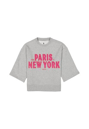 Grijs kort mouwensweatshirt met opvallende roze tekst '"From Paris to New York Garcia"' op de voorkant. Geen zichtbare achtergrond.
