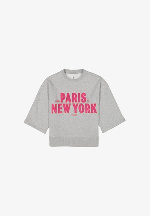 Grijs kort mouwensweatshirt met opvallende roze tekst '"From Paris to New York Garcia"' op de voorkant. Geen zichtbare achtergrond.