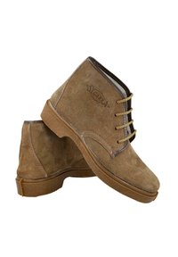 Botines de ante marrón con punta redondeada, acabado texturizado, dos ojales para los cordones y suela de goma. Logo grabado en el lateral.