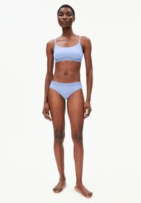 Soutien-gorge bleu clair et culottes assorties, en coton lisse, design sans coutures, bretelles ajustables, avec un logo discret sur la taille.
