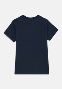 Camiseta de cuello redondo de manga corta en azul marino, dispuesta plana, mostrando la parte trasera sin logotipos ni diseños visibles.