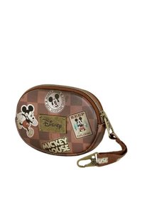 Monedero marrón en forma ovalada con cremallera, que presenta un patrón de tablero de ajedrez y varios parches gráficos de Mickey Mouse. Incluye una correa y un clip.