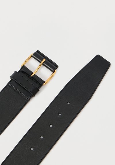 Cinto de couro preto com textura lisa, fivela de metal dourado e vários orifícios de ajuste ao longo da correia.