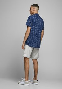 Jack & Jones JPSTBOWIE SOLID MID - Shorts - drizzle