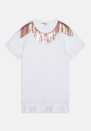 Camiseta blanca con un escote curvado adornado con lentejuelas de color oro rosa a lo largo de los hombros. Tejido suave con una textura lisa, de mangas cortas.