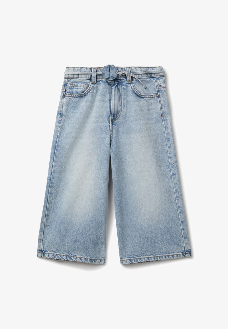 Pantalones cortos de mezclilla de color azul claro con un diseño de pierna ancha, que cuentan con un cinturón de tela anudado, bolsillos frontales y una textura de lavado desgastado.