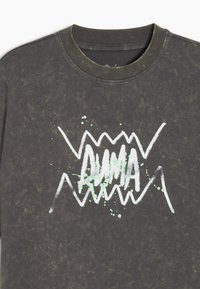 Mørkegrå langærmet T-shirt lavet af bomuld, med et grafisk design der har hvide og mintgrønne splashes samt zigzag-detaljer.
