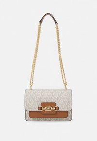 Geantă structurată în bej și maro. Are un model cu logo-ul MK, curea cu lanț auriu și o cataramă decorativă mare cu marcă.